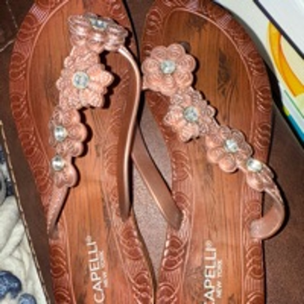 Women's Capelli New York Brown Flower Thong Sandals Size 9 item 0018